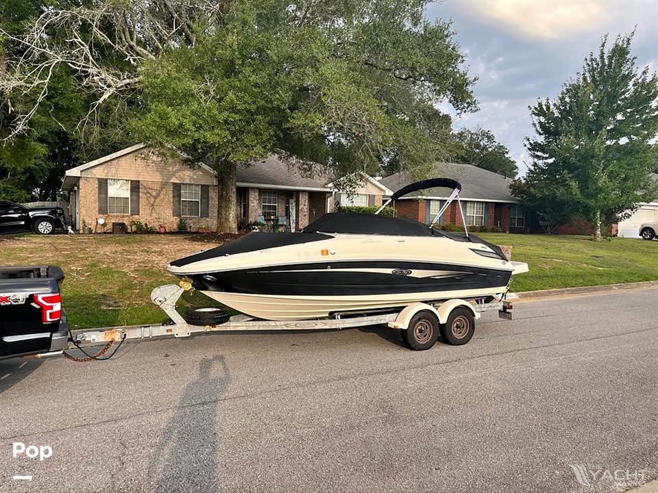 Sea Ray 220 Sundeck - 2010 Sea Ray 220 Sundeck - Photo #1