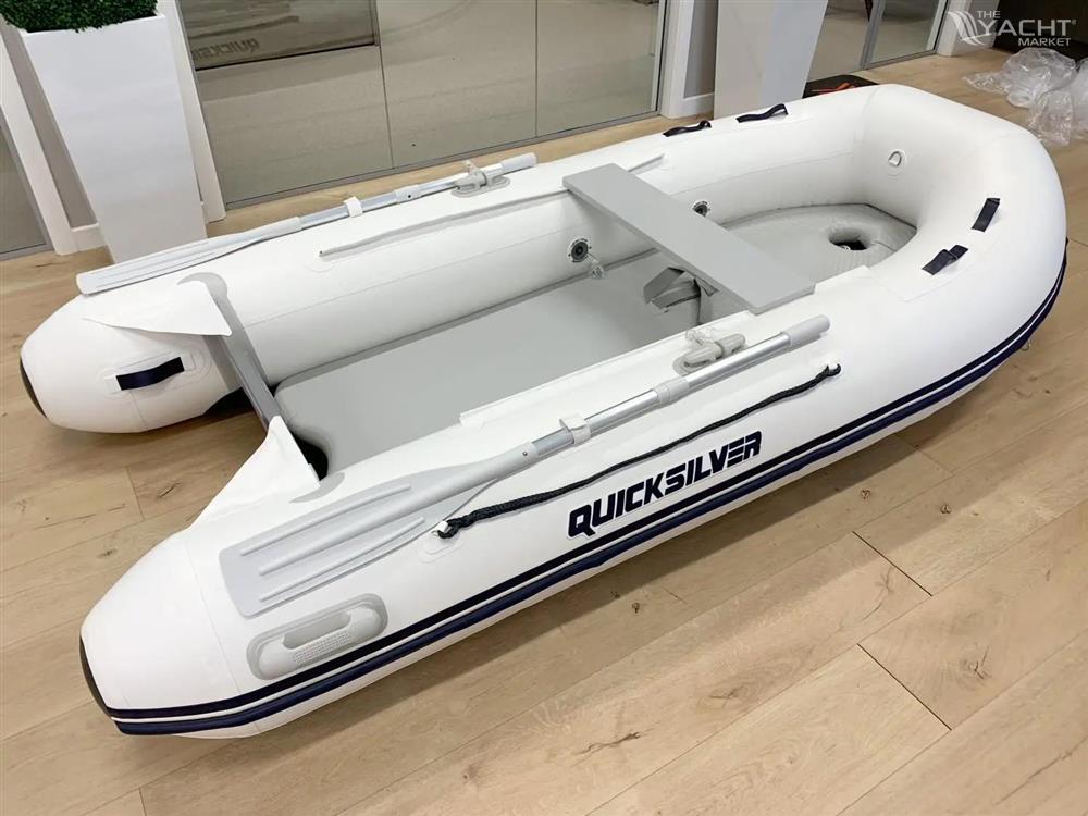 Quicksilver 300 Airdeck
