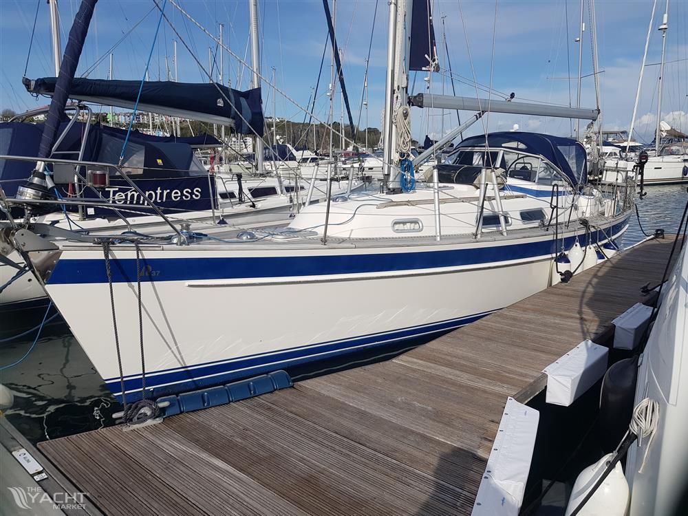 Hallberg Rassy 37