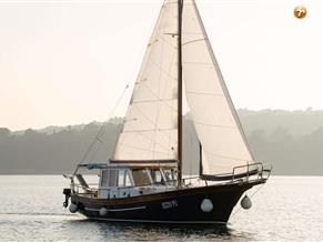 Custom Built Houseboat luxe motor