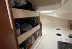 Hanse Yachts AG Hanse 385 - Backskiste mit Regal und Zugang von Küche & Deck