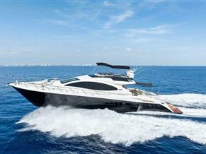 Lazzara Yachts Fly