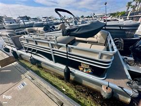 Sun Tracker Party -Barge 22 DLX