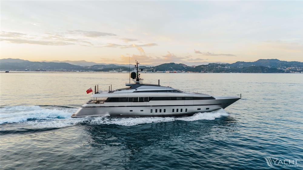 Sanlorenzo 40 alloy - Sanlorenzo-40-ALLOY-motor-yacht-for-sale-exterior-image-Lengers-5-scaled.jpg