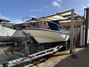 Boston Whaler Dauntless 22
