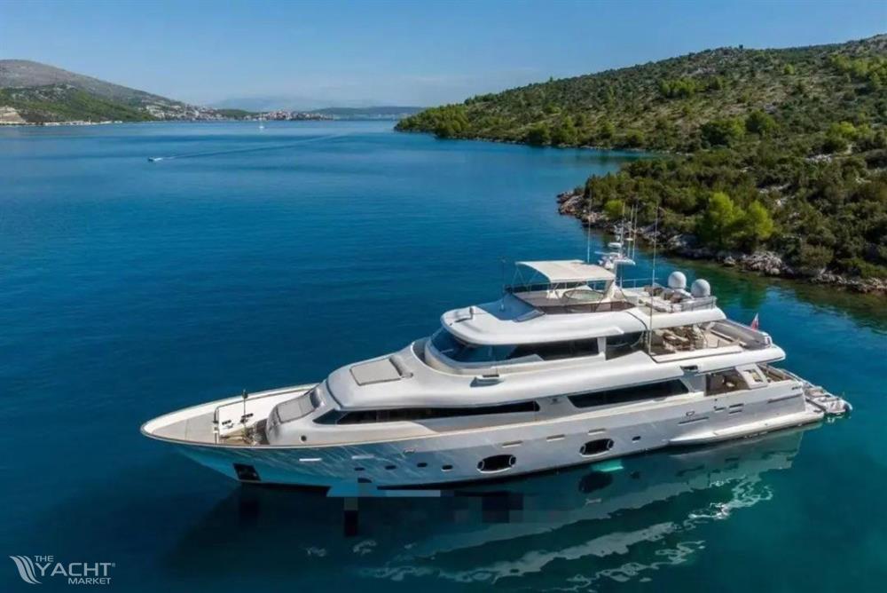 Custom Line Navetta 33