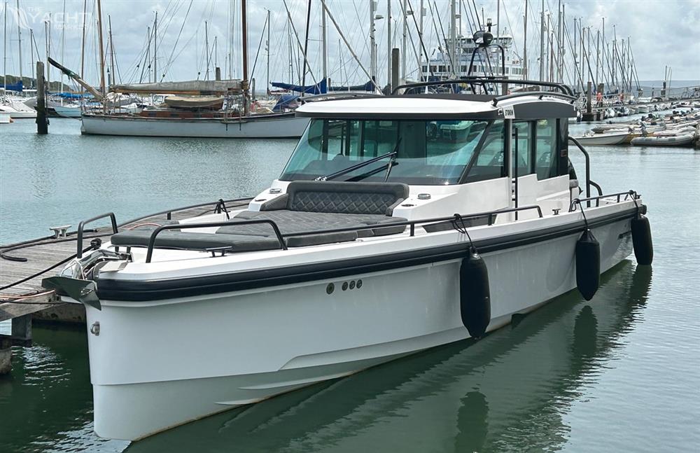 AXOPAR Axopar 37 Sports Cabin - Axopar 37 Sports Cabin  