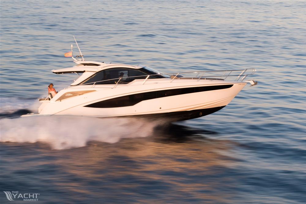 Galeon 405 HTS - 2023 Galeon 405 HTS yacht cruising on open water at high speed.