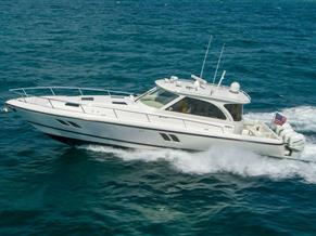 Intrepid 475 Sport yacht wheel house