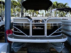 Sun Tracker Party Barge 22 DLX