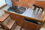 Sealine S25 - Companionway and galley