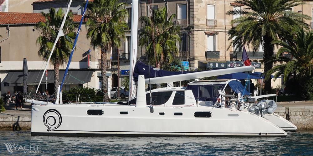 Catana 582 - Catana 582 MERSEA – Side View at the Marina