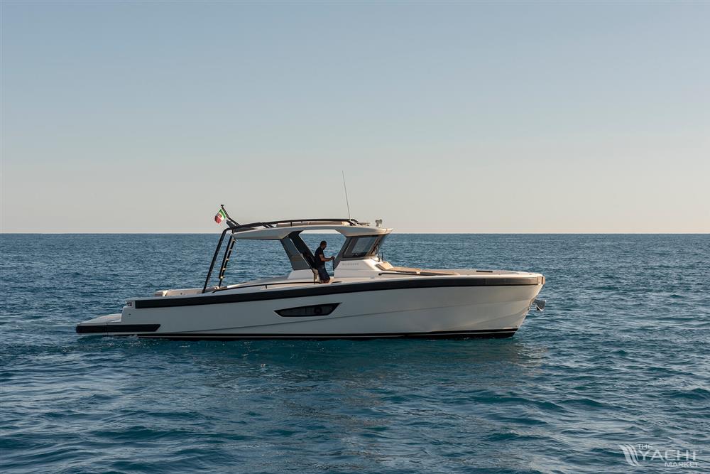 Bluegame - BG42-motor-yacht-for-sale-exterior-image-Lengers-Yachts-18.jpg