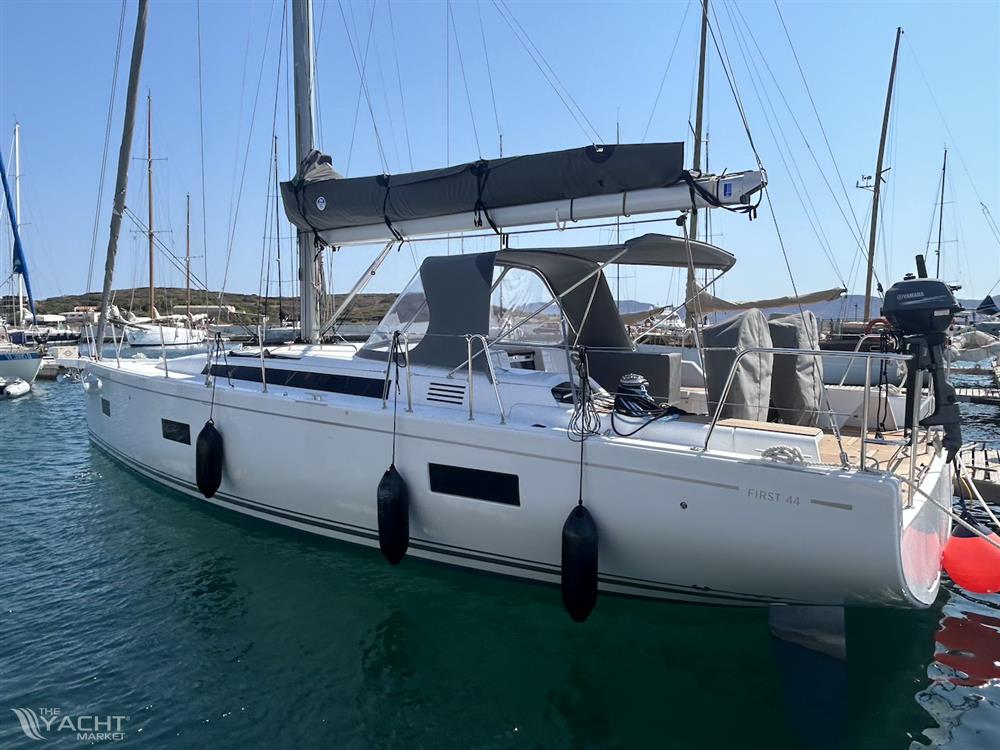 Beneteau First 44
