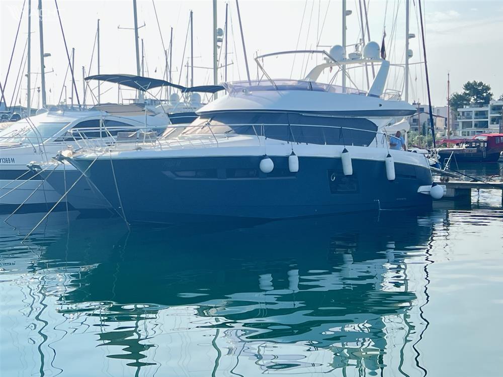 Prestige Yachts 620 fly