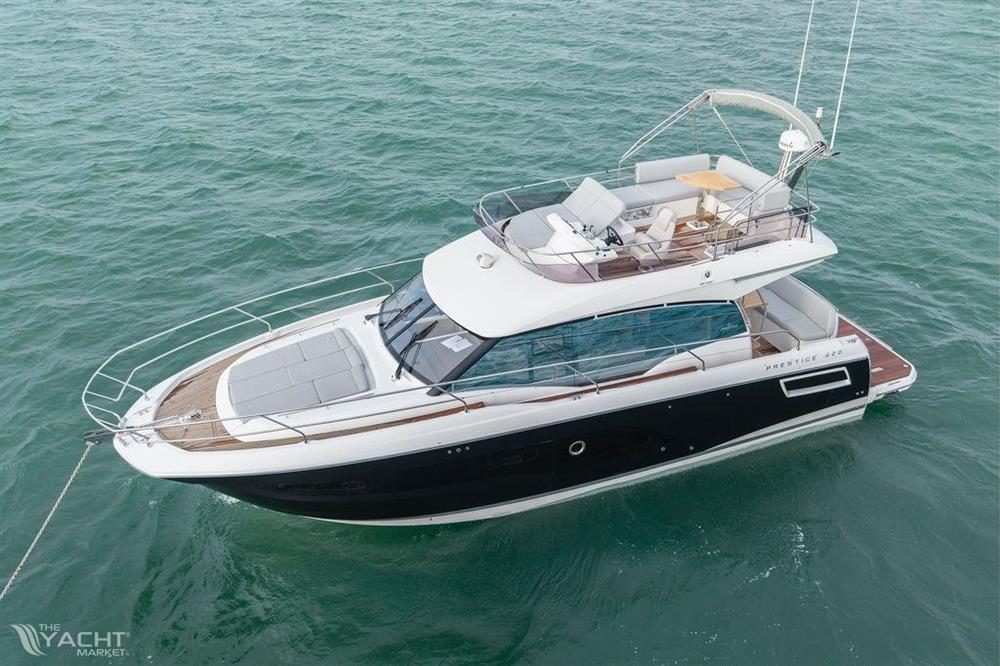 Prestige 420 - Luxury 2022 Prestige 420 yacht cruising on open water.