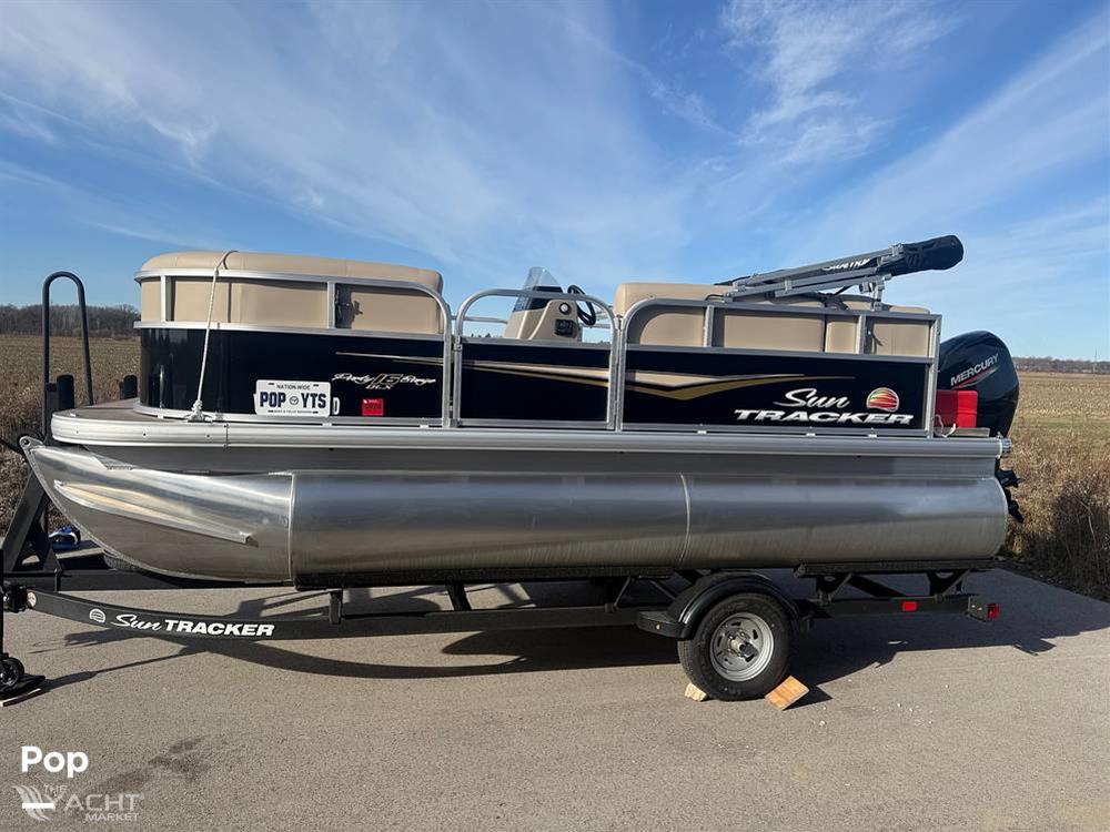 Sun Tracker Party Barge 16 DLX - 2025 Sun Tracker Party Barge 16 DLX - Photo #1