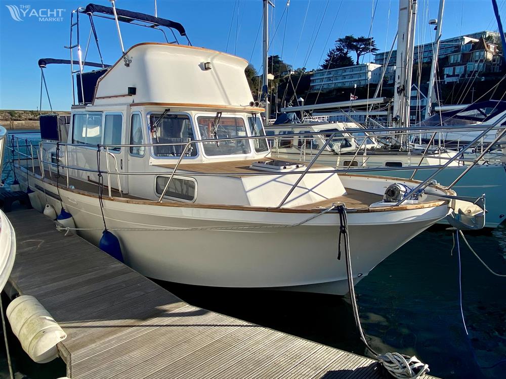 Corvette Sea Coral - 1993 Corvette Sea Coral boat docked at marina, featuring classic design and spacious cabin.