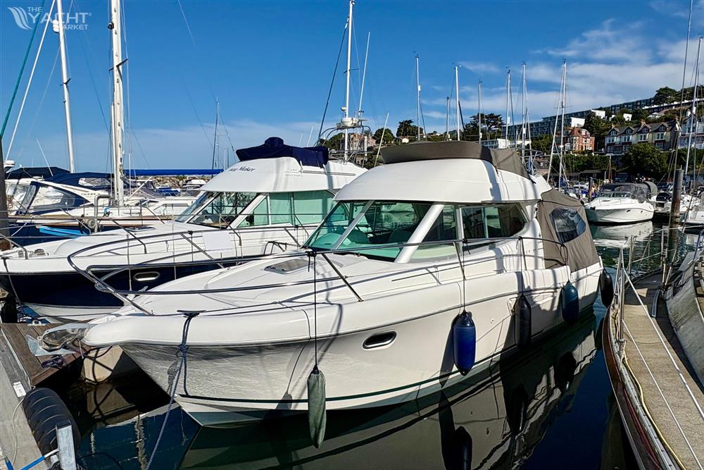 Jeanneau Merry Fisher 925 - 2008 Jeanneau Merry Fisher 925 docked in a marina under clear blue skies.