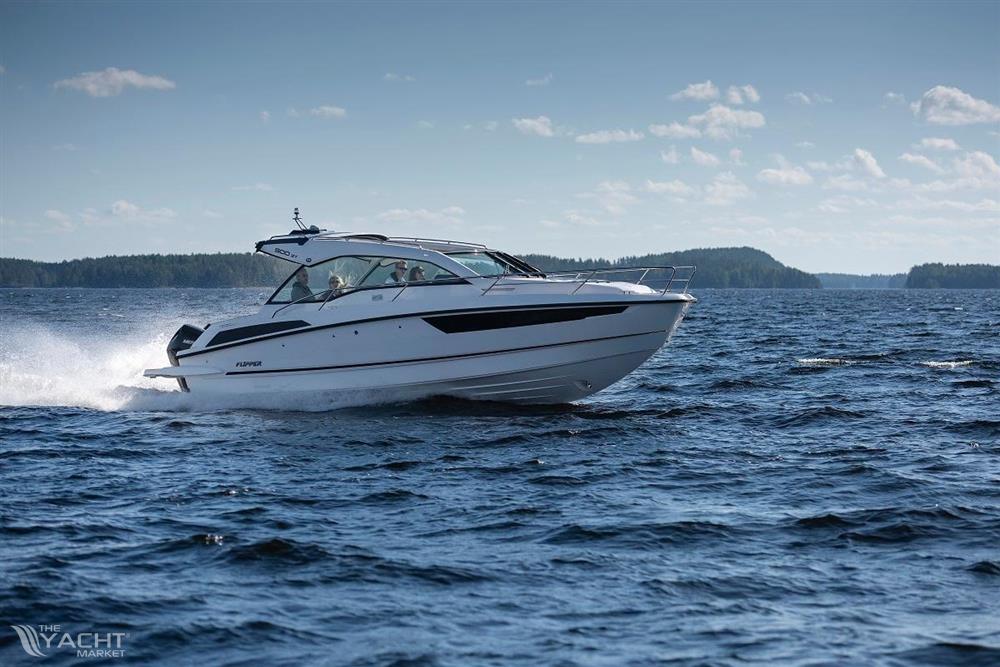 Flipper 900 ST - 2026 Flipper 900 ST boat cruising on open water under clear skies.
