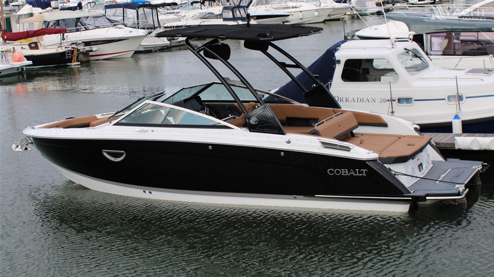 Cobalt R6 - 2021 Cobalt R6 boat docked in a marina, featuring sleek design and modern amenities.