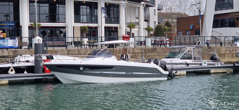 Galeon Galia 770 Sundeck - 2022 Galeon Galia 770 Sundeck boat docked at a marina with waterfront buildings.