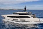 Ferretti Custom Line Navetta 33 - Side view