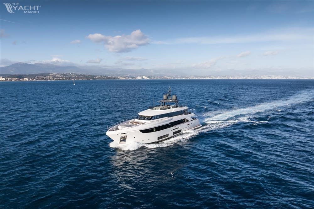 Custom Line Ferretti group Custom line Navetta 33