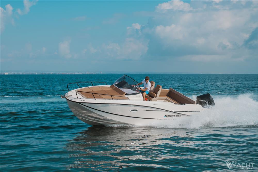 Quicksilver 755 Sundeck