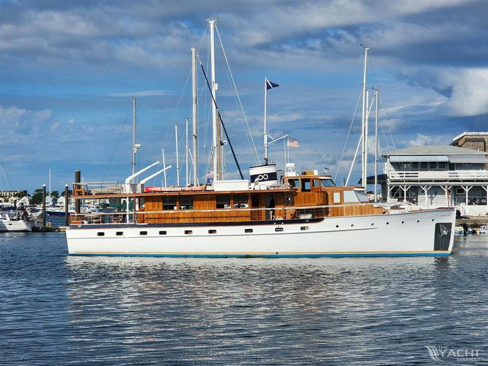 Trumpy Raised Pilot House