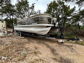 Sun Tracker Party Barge 22DLX