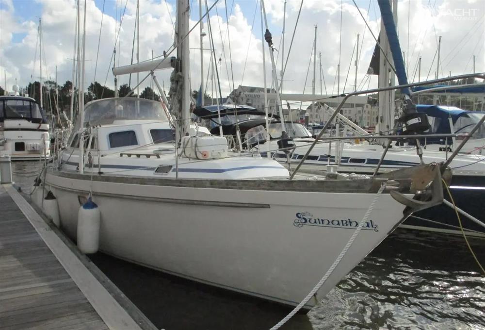 Sovereign 40 Deck saloon