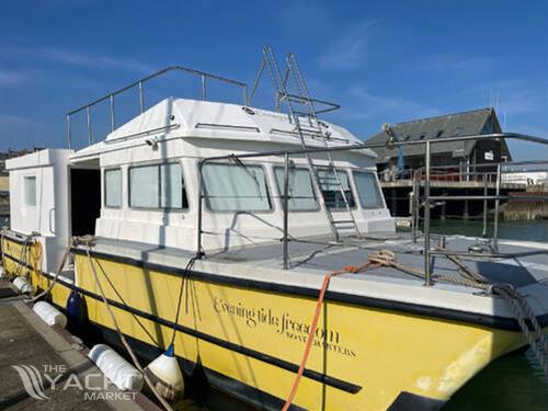 Houseboat Powercat 40 converted to a houseboat