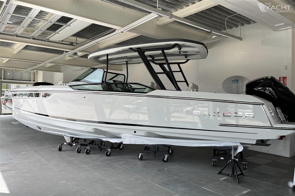 Saxdor 270 GTO - 2023 Saxdor 270 GTO boat displayed indoors, showcasing sleek design and modern features.