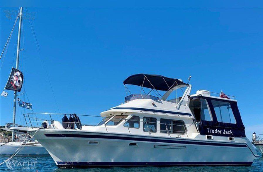 Trader 445 - 2 large