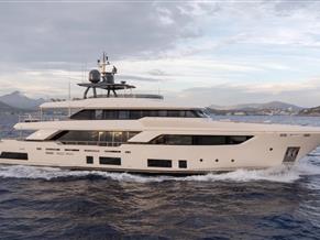 Ferretti Custom Line Navetta 37