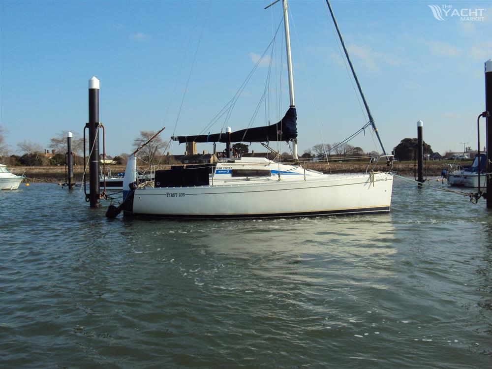 Beneteau First 235